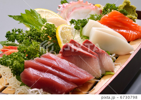 刺身の盛り合わせ 6730798