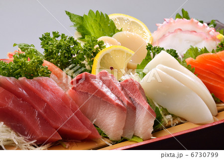 刺身の盛り合わせ 6730799