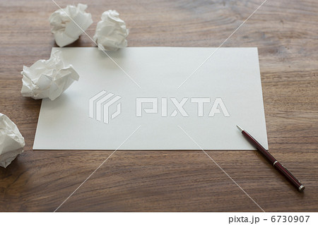 紙とペン 6730907