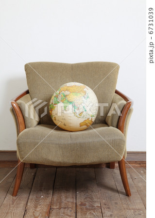 地球儀とソファ 地球儀とソファ 6731039