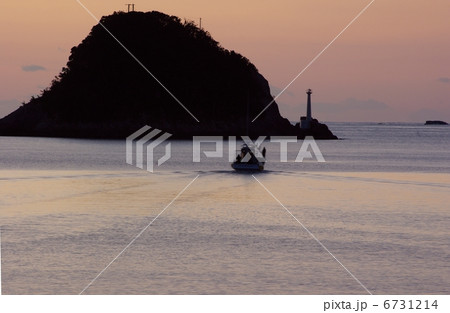 朝の勝浦漁港 6731214