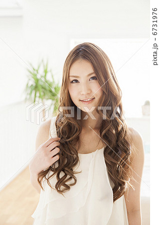 ロングヘアーの女性 ロングヘアーの女性 6731976