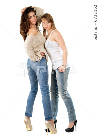 Young caucasian women Young caucasian women 6732102