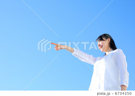 青空と女性 青空と女性 6734350
