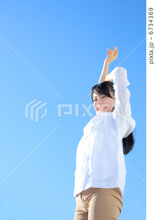 青空と女性 青空と女性 6734369