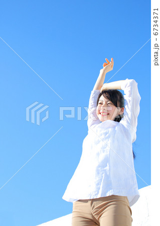 青空と女性 6734371