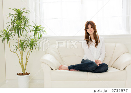 ソファーでリラックスする女性 6735977
