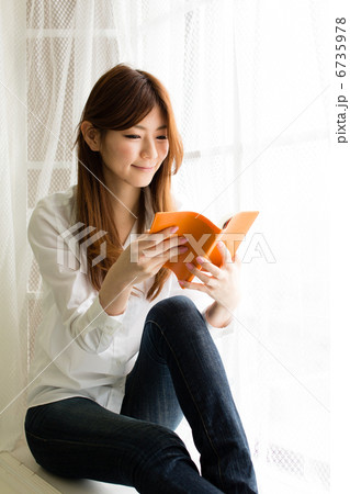 読書する女性 6735978