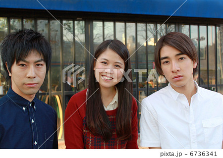 若者　街角  6736341