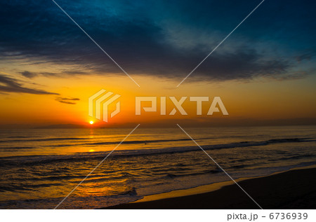 夕焼けの海 6736939