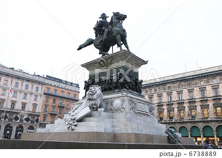 ヴィットリオ エマヌエーレ２世騎馬像の写真素材 673