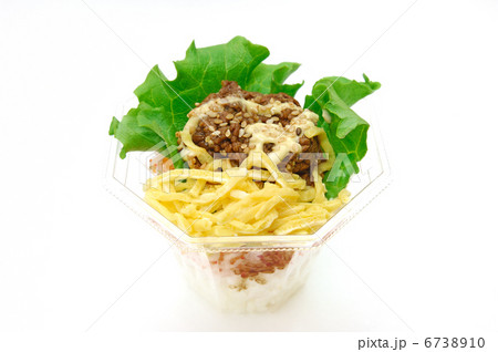 かわいいカップに入ったちらし寿司 かわいいカップに入ったちらし寿司 6738910