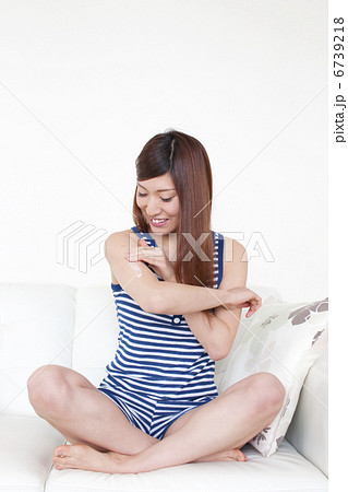 スキンケアする女性 6739218