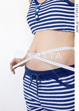 ウエストを測る女性 ウエストを測る女性 6739314