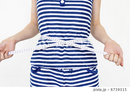 ウエストを測る女性 6739315