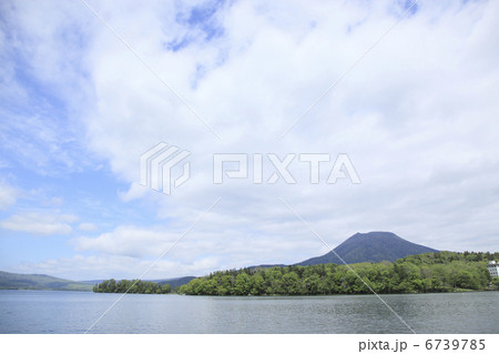 阿寒湖と雄阿寒岳 6739785