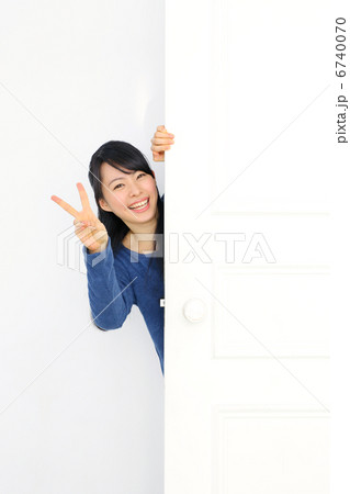 ドアから顔を出す女の子(ピース) ドアから顔を出す女の子(ピース) 6740070
