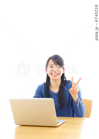 ノートパソコンを使う女の子（ピース） 6740238