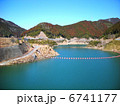 ダムからの湖 6741177
