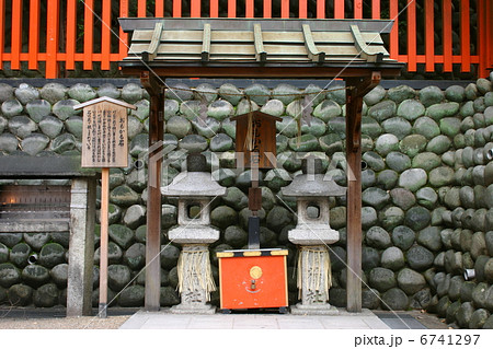 京都 伏見稲荷大社 おもかる石の写真素材
