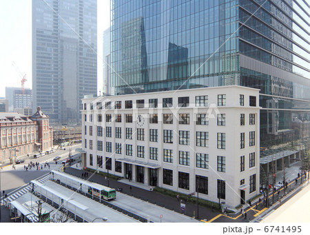 東京中央郵便局と東京駅丸の内南口 6741495