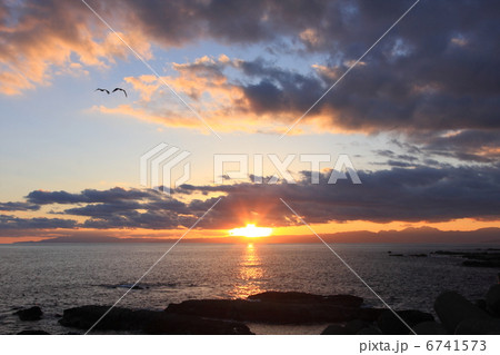 神奈川県・藤沢市・江ノ島から眺める相模湾の夕景 神奈川県・藤沢市・江ノ島から眺める相模湾の夕景 6741573