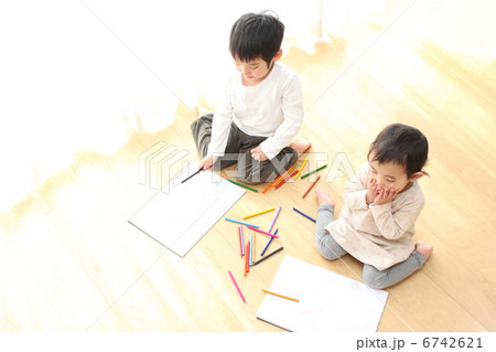 お絵かきする子供たち お絵かきする子供たち 6742621
