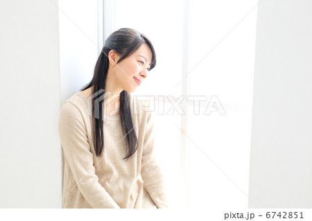 窓際・女の子 窓際・女の子 6742851