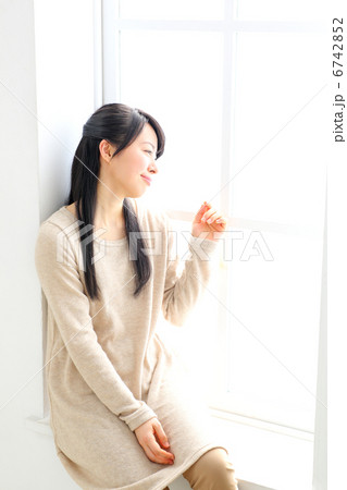 窓際・女の子 窓際・女の子 6742852