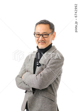 腕組みするシニア男性 6742992