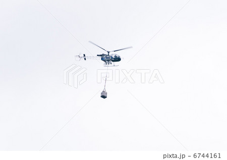 山小屋へと物資を運ぶヘリコプター 山小屋へと物資を運ぶヘリコプター 6744161