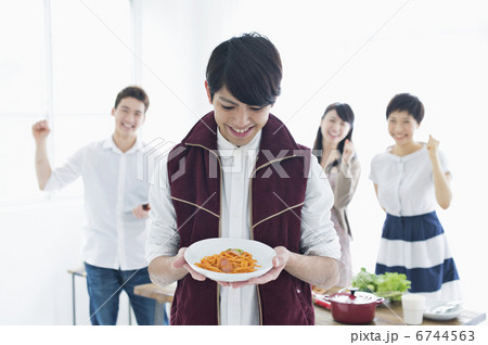 若者カップルとフレンズ 若者カップルとフレンズ 6744563