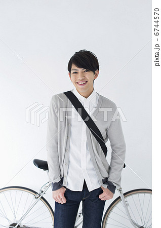 若者カップルとフレンズ 6744570