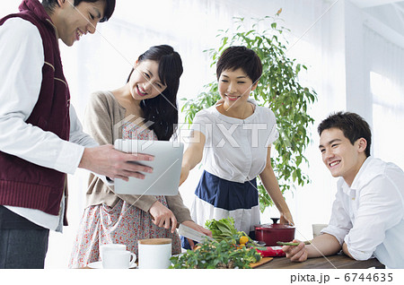 若者カップルとフレンズ 6744635