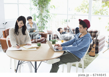 若者カップルとフレンズ 6744645