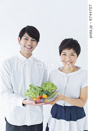 若者カップルとフレンズ 6744707