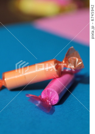 カラフルフィルムに包まれているラムネ菓子 6745942