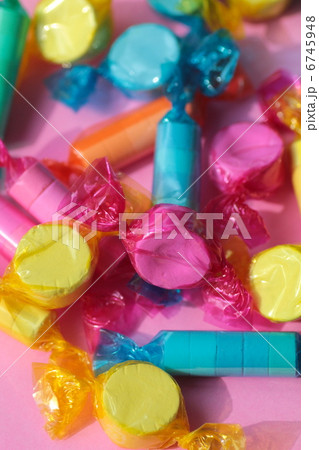 カラフルフィルムに包まれているラムネ菓子 6745948