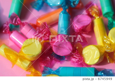 カラフルフィルムに包まれているラムネ菓子 6745949