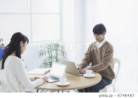 若者カップルとフレンズ 6746487