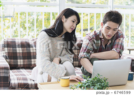 若者カップルとフレンズ 若者カップルとフレンズ 6746599