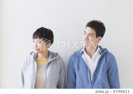 若者カップルとフレンズ 6746621