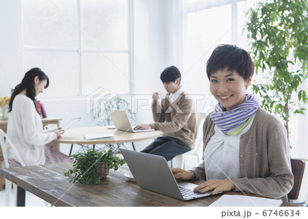 若者カップルとフレンズ 若者カップルとフレンズ 6746634