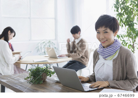 若者カップルとフレンズ 若者カップルとフレンズ 6746699