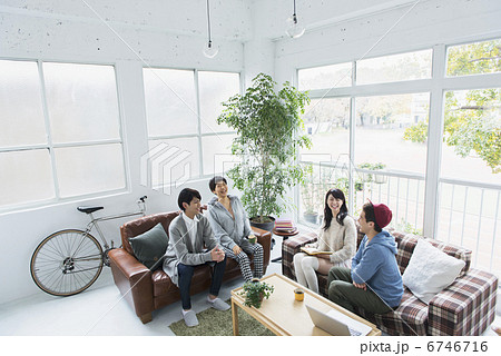 若者カップルとフレンズ 6746716