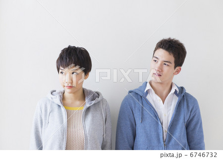 若者カップルとフレンズ 6746732