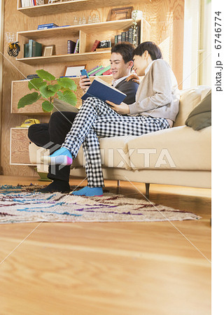 若者カップルとフレンズ 若者カップルとフレンズ 6746774