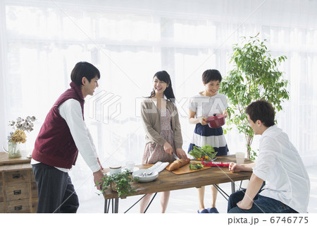 若者カップルとフレンズ 6746775