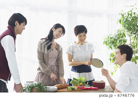 若者カップルとフレンズ 6746776