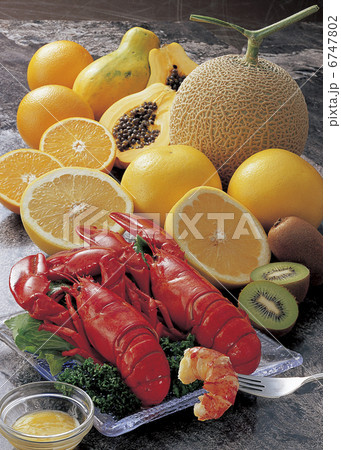 オマールロブスターとフルーツ 6747802